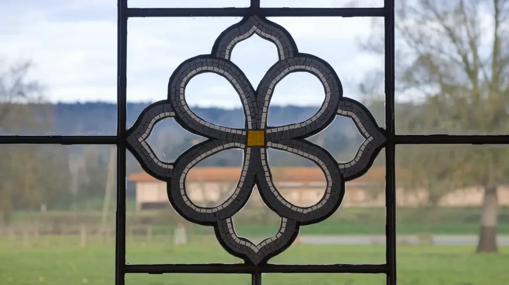 Five-point quincunx pattern with a marked center.